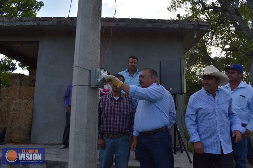 Jaime Hinojosa Campa, inaugura la red de energía eléctrica en la localidad de San Nicolasito