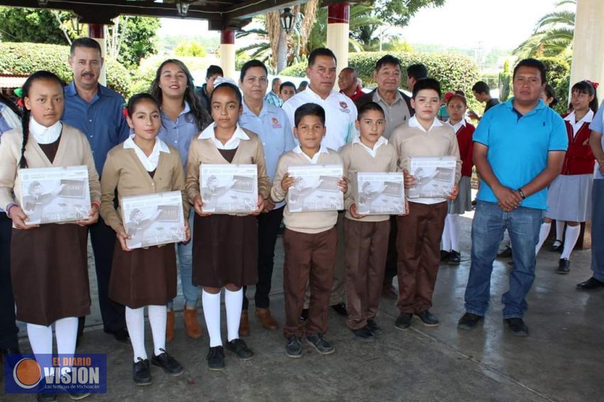 Alumnos de Primaria y Telesecundaria de San Juan Nuevo reciben útiles escolares