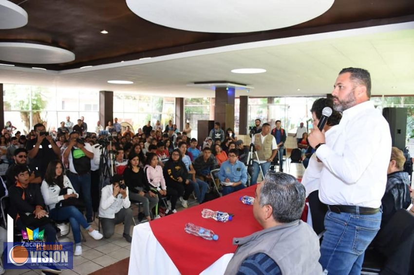 Luis Felipe Balbanera, recorre el terreno donde se construirá la Universidad del Bienestar 