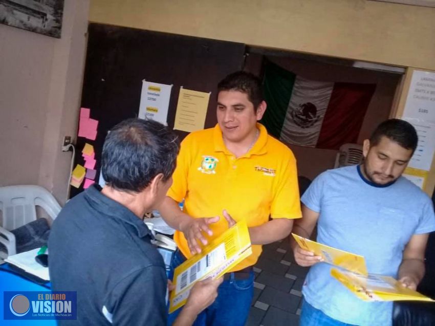 Nelson Villegas Figueroa, entrega visas a habitantes de Tingambato que viajarán a Estados Unidos.