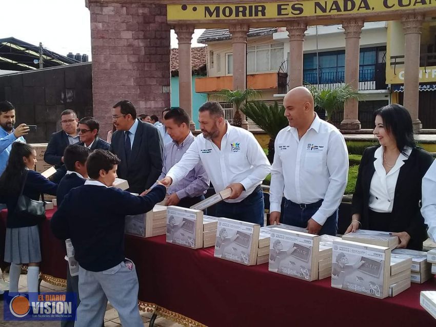 Luis Felipe León Balbanera, entrega útiles escolares 