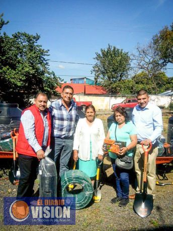 El alcalde Nelson Villegas Flores y el Diputado Lupillo Aguilera, entregaron apoyo a productoras