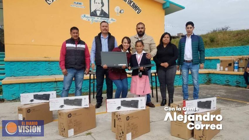 Alejandro Correa Gómez, entregó de Equipo de Computo a la Escuela Telesecundaria Melchor Ocampo