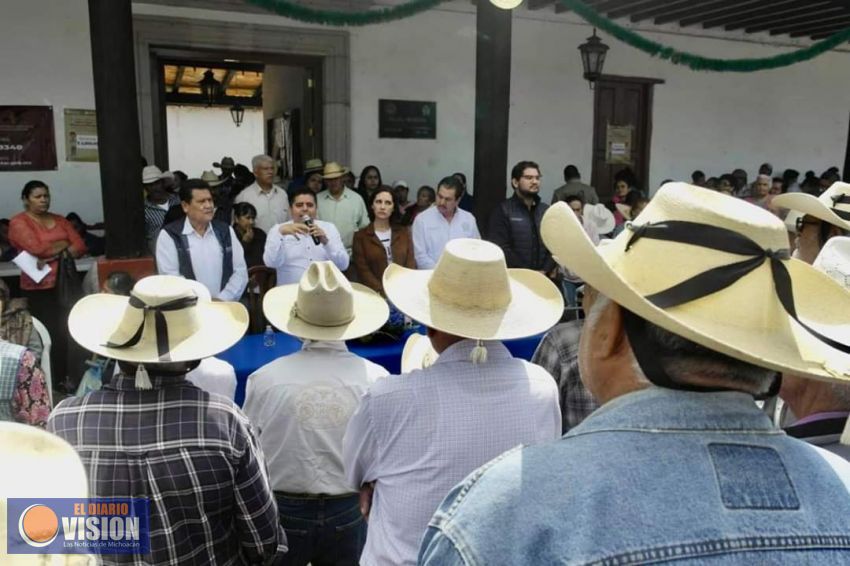 Macarena Chávez Flores y Roberto Pantoja Arzola, entregan apoyos del Programa Pensión para Adultos 