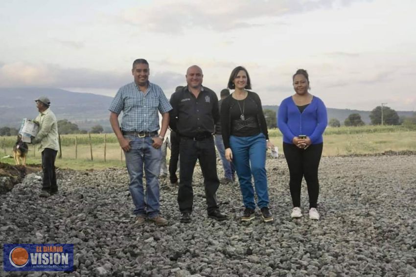Macarena Chávez Flores, supervisa las obras en la comunidad de la Yerbabuena