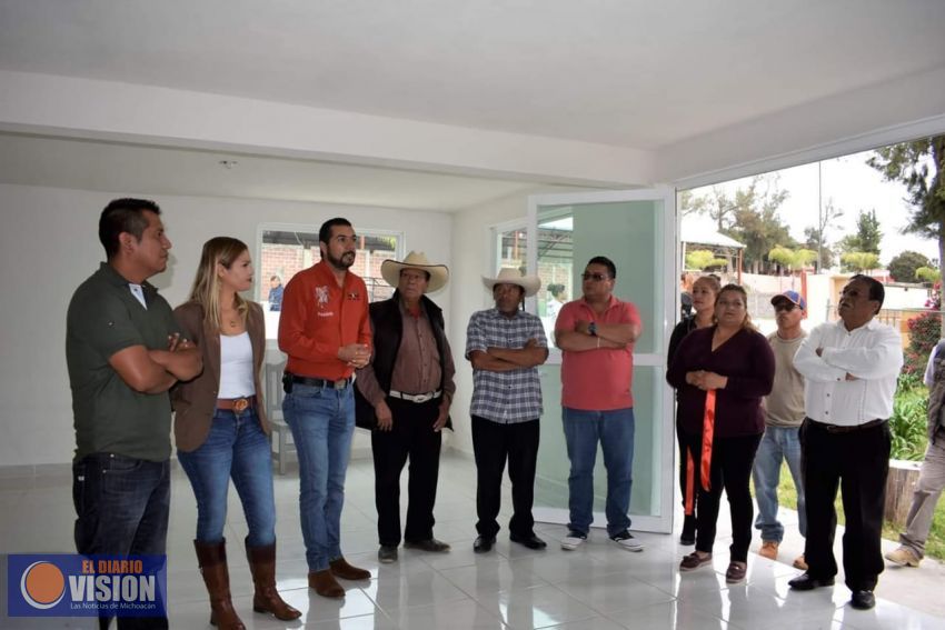 Adrián Melgoza, inaugura la Sala de Espera de la Clínica de Salud en la comunidad de Jaracuaro