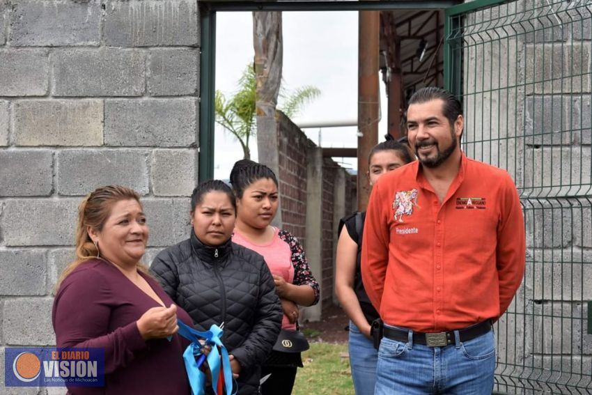 Adrián Melgoza Novoa, inauguró del cerco perimetral de la Escuela Primaria de Jaracuaro