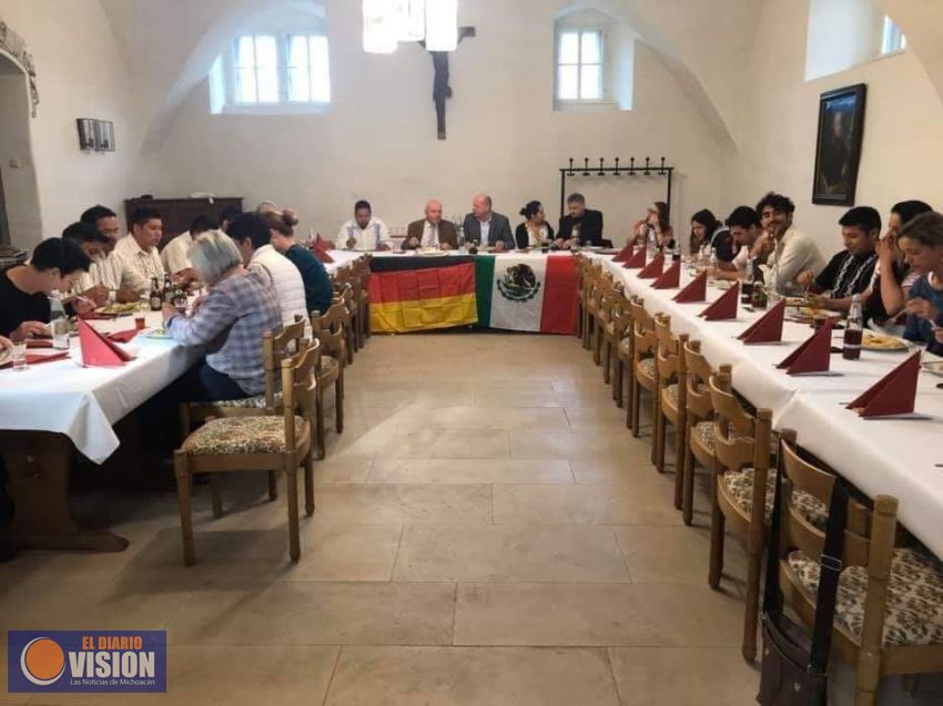 Dan la bienvenida a la delegación mexicana en Bichofsheim an der Rhön, Alemania