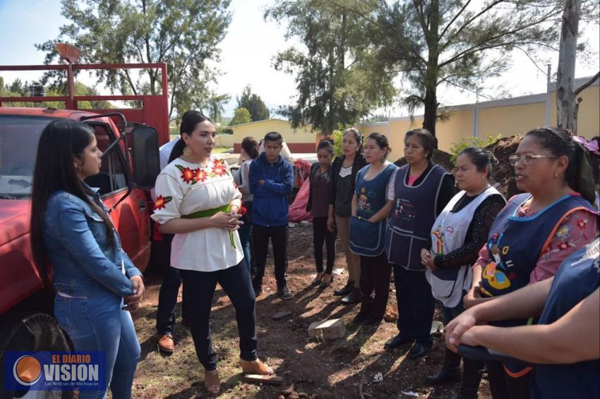 Adriana Campos Huirache, entregó material de construcción al Jardín de Niños Kukumita Tsitsiki