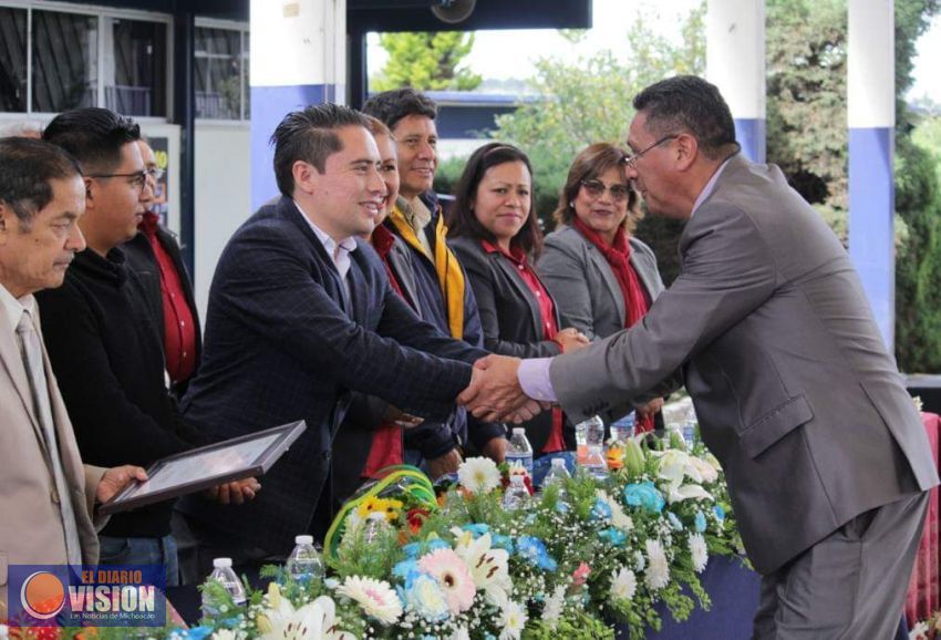 Alcalde de Paracho, acudió a la ceremonia del 36 aniversario del Cbtis 181 