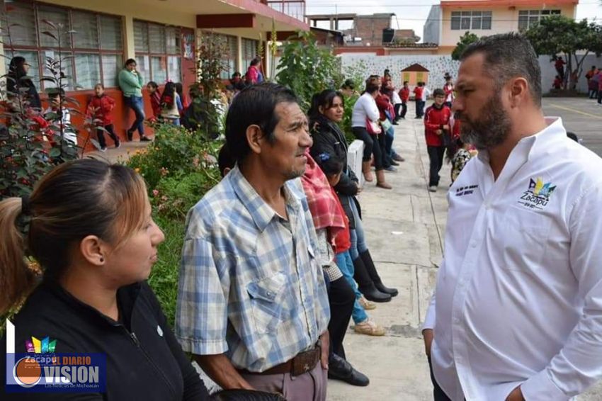 Luis Felipe León Balbanera, acudió a la primaria Primo Tapia, de Naranja para recaudar fondos