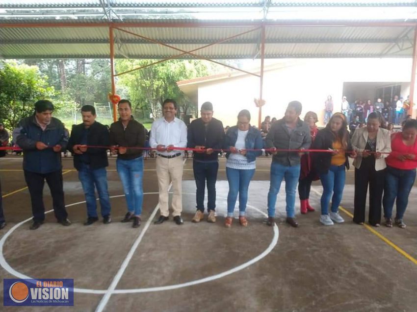 Jesús Lucas Ángel, inauguró la techumbre en la telesecundaria de la comunidad El Tarascón