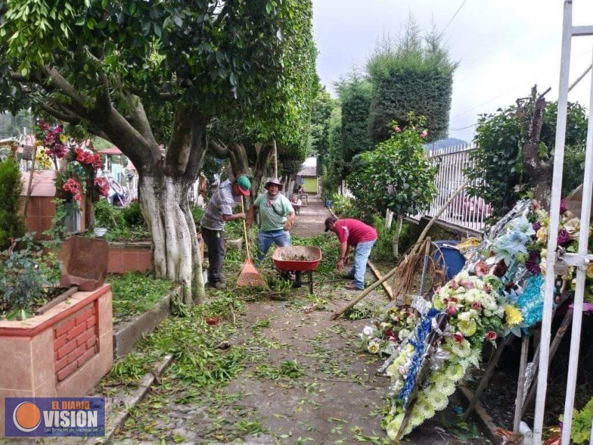Ayuntamiento de Nuevo San Juan Parangaricutiro, realiza trabajos de limpieza en el panteón