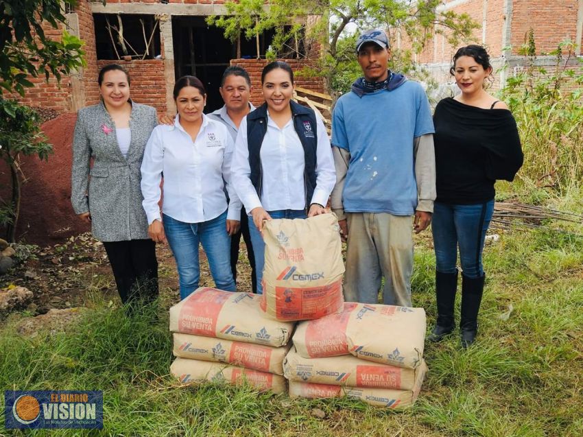 Adriana Campos, entrega materiales de construcción a habitantes de la colonia Miguel Hidalgo