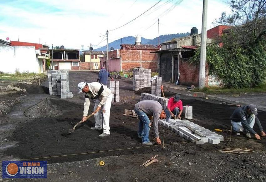 Ayuntamiento de Paracho, rehabilita la red de agua y drenaje en el fraccionamiento Artesanos 