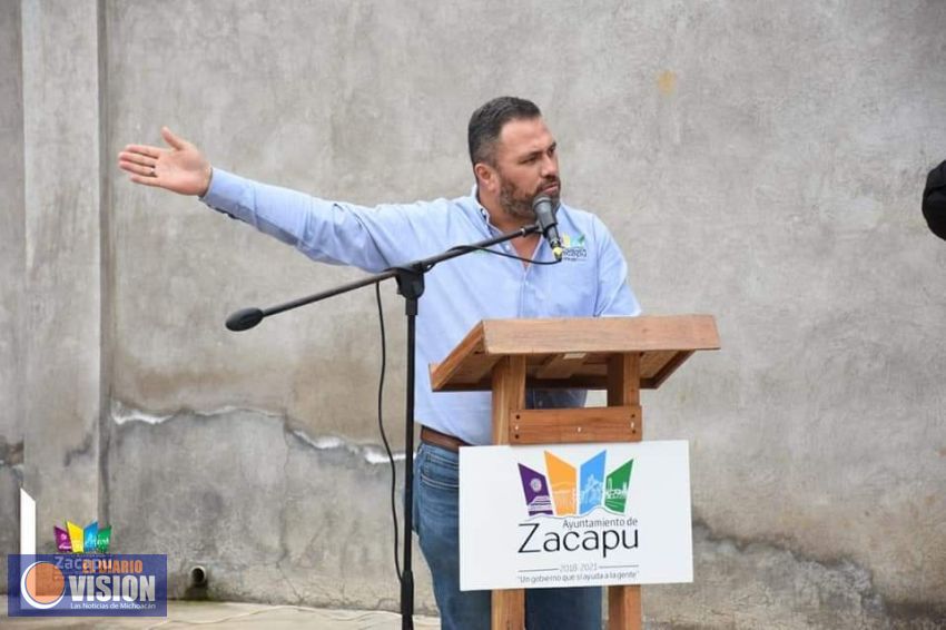 Luis Felipe León Balbanera, entregó una obra en la calle Nogal