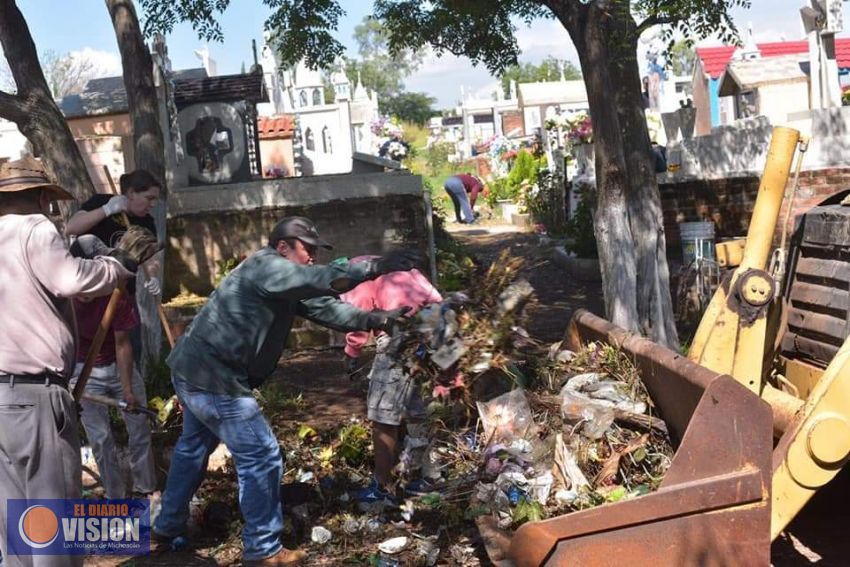 Ayuntamiento de Jacona, realiza trabajos de limpieza en el Panteón Municipal