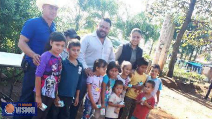 José Rodríguez Baca, hizo entrega de artículos de primera necesidad a habitantes de dos comunidades