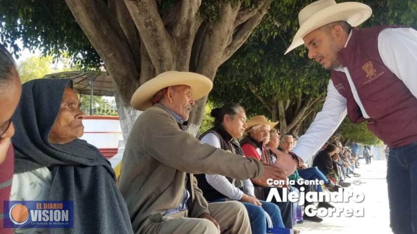 Alejandro Correa, entregó apoyos del programa Programa del Adulto Mayor en la Tenencia de Fco Villa