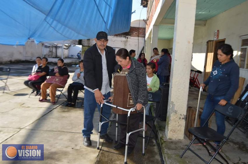 Entrega aparatos de movilidad, lentes y prótesis en la semana del adulto