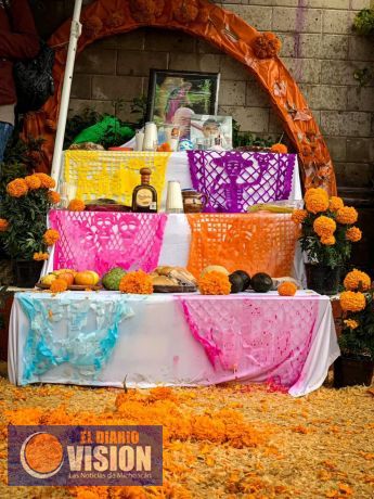 Realizan una exposición de altares de muertos en la plaza principal de Tingambato
