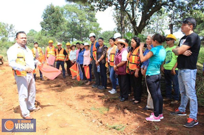 Ayuntamiento de Ziracuaretiro, rehabilita el camino cosechas “Zirimícuaro-La Lagunilla”