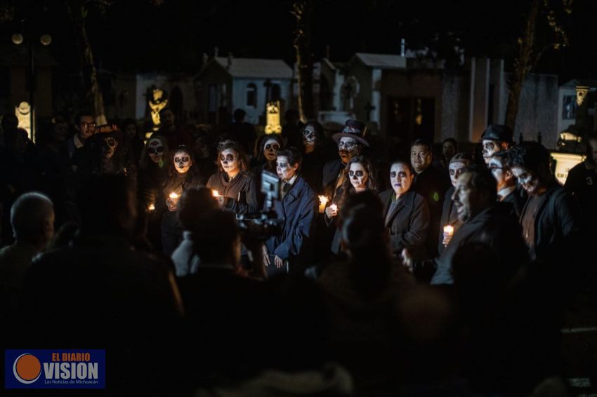 Leyendas y tradiciones en los recorridos nocturnos del Panteón Municipal