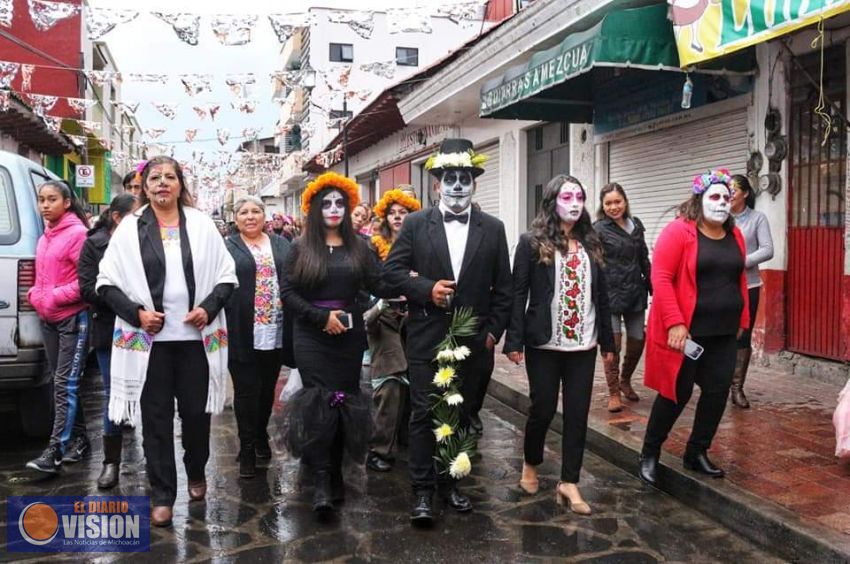 Paracho realizó el tradicional desfile de Catrinas