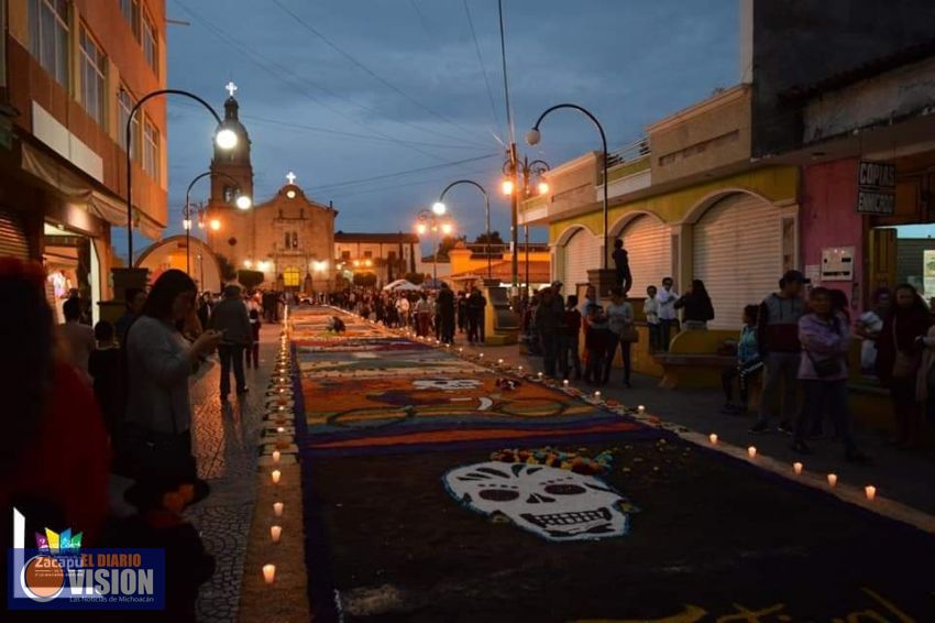 Inauguran la exposición de tapetes de aserrín en Zacapu