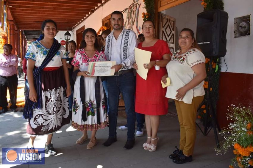 Se llevo a cabo una exposición de ofrendas y altares en Erongarícuaro