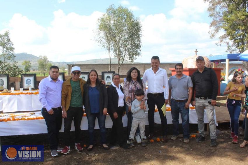 Ayuntamiento de Huirmaba, llevó a cabo el ofrecimiento del altar
