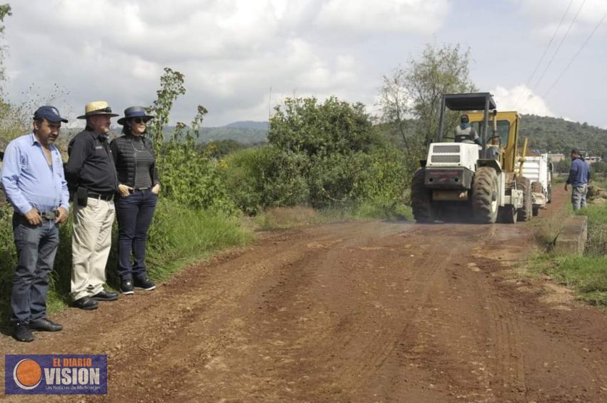 Macarena Chávez, dio el banderazo de arranque a la obra de reparación del camino de Fontezuelas