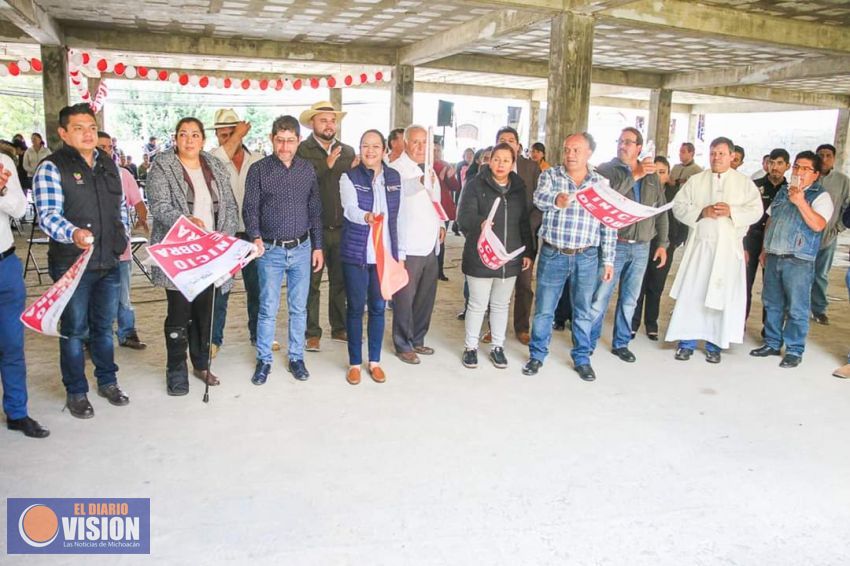Salvador Tapia, dio el banderazo de inicio de la construcción del Centro de Salud de Tlalpujahua