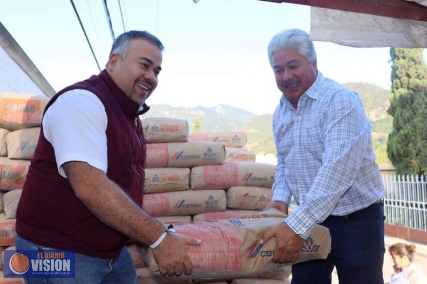 Jesús Mora González, hizo entrega de cemento subsidiado en la Casa del Agricultor