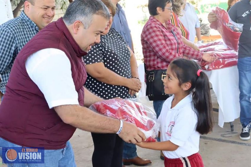Jesús Mora González, hizo entrega de uniformes a los alumnos de la Escuela Primaria Lázaro Cárdenas