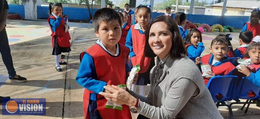 Macarena Chávez, realizó entrega de mobiliario escolar en el Jardín de Niños 
