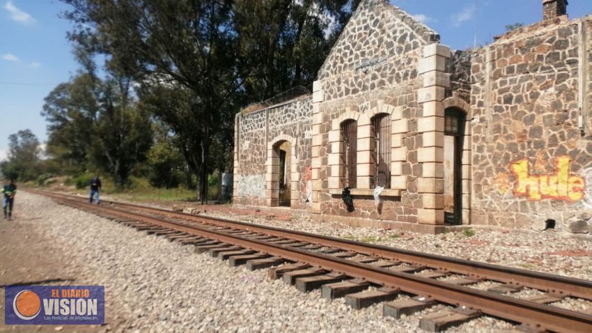 Normalistas liberan vías del tren, 