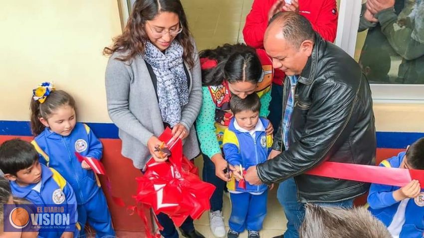 Salvador Tapia Hernández, inauguró una Aula en el Jardín de Niños 