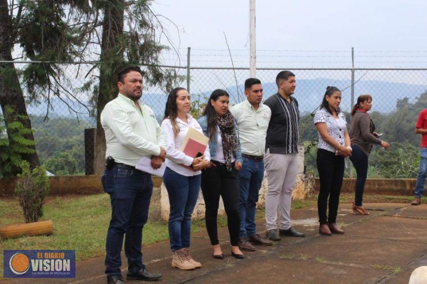José Rodríguez Baca, realizó la entrega del aula en la escuela Revolución 20 de Noviembre