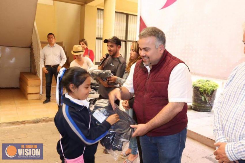 Jesús Mora, entregó uniformes a los alumnos de la escuela primaria de Santa Ana