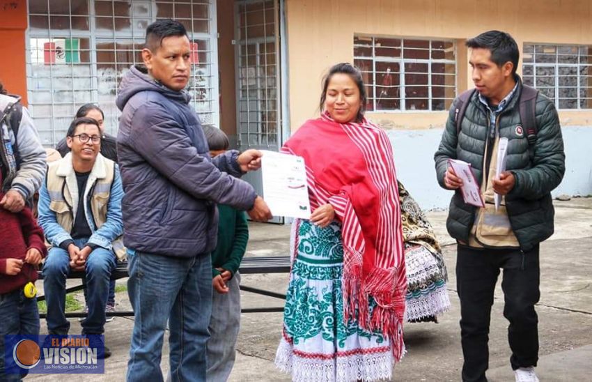 Entrega de tarjetas del programa 