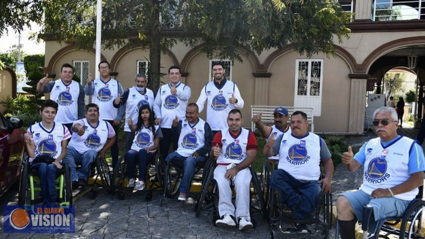 Jesús Gómez, entregó camisas al equipo de basquetbol que representa a Sahuayo