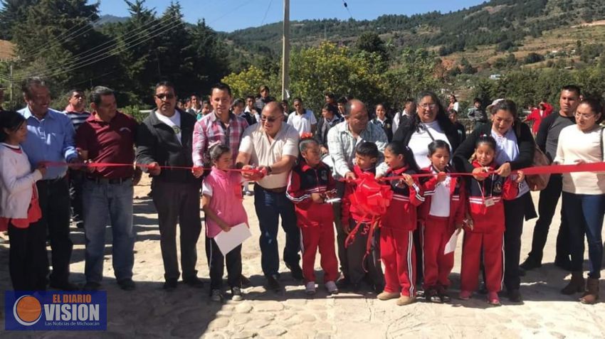 Salvador Tapia, inauguró la pavimentación de una calle en la localidad de San Pedro Tarímbaro