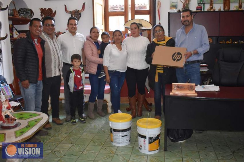 Adrián Melgoza, entregó pintura y una computadora al comité de padres de familia de una primaria 
