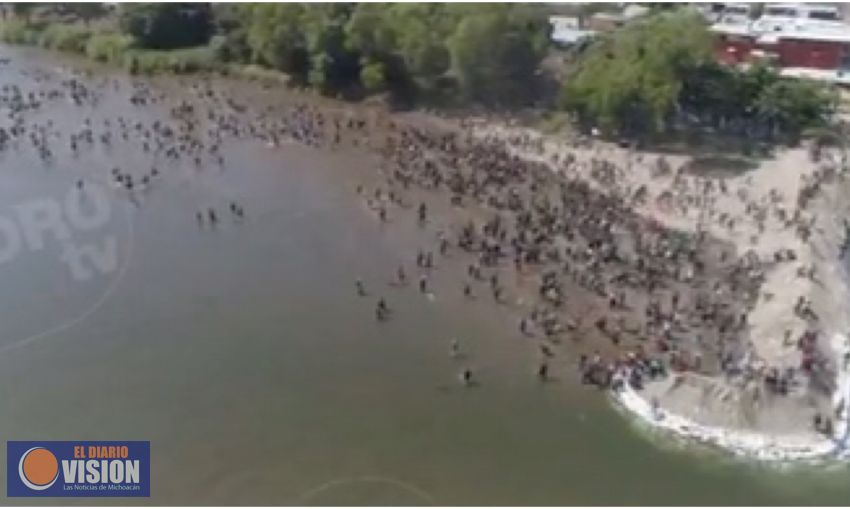 Cientos de migrantes cruzan a México a través del Río Suchiate, en la frontera sur con Guatemala