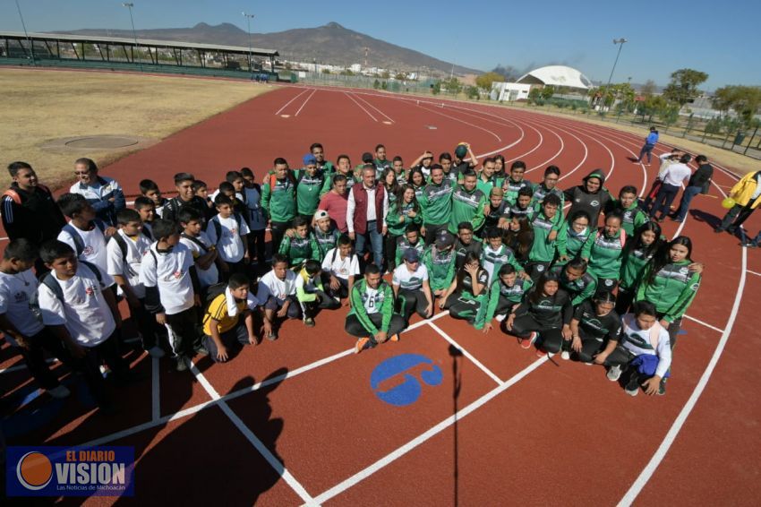 Raúl Morón Orozco, inauguró las obras de renovación de la cancha de futbol soccer y pista atlética 