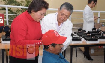 Alcaldesa realiza la 4a entrega de aparatos auditivos