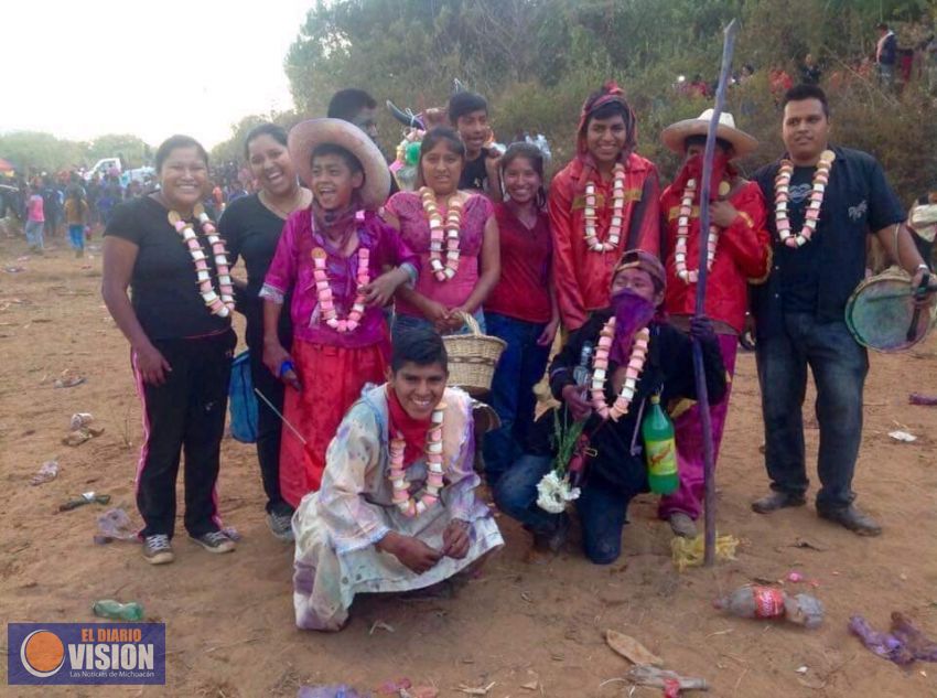 Alistan comunidades purépechas, tradicionales fiestas de carnaval