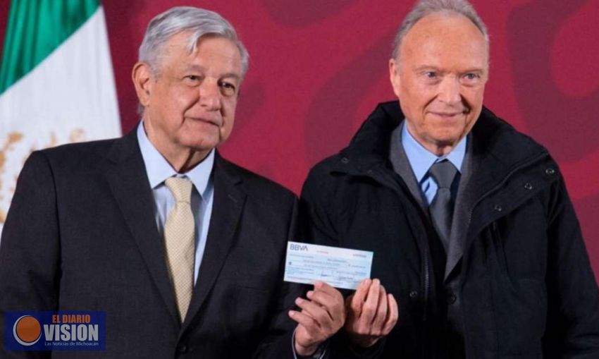 Gertz Manero entrega a AMLO cheque de 2 mil mdp recuperados de caso de corrupción