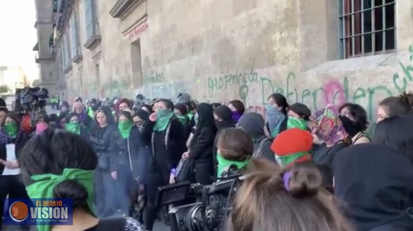 Colectivos feministas protestan nuevamente en Palacio Nacional